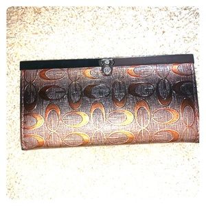 MINI BAIGE AND BROWN GUESS CLUTCH
